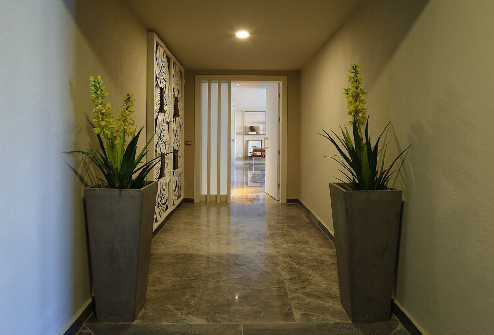 OLABELLA // RESIDENTIAL PROJECT, Escapefromsofa Escapefromsofa Modern corridor, hallway & stairs