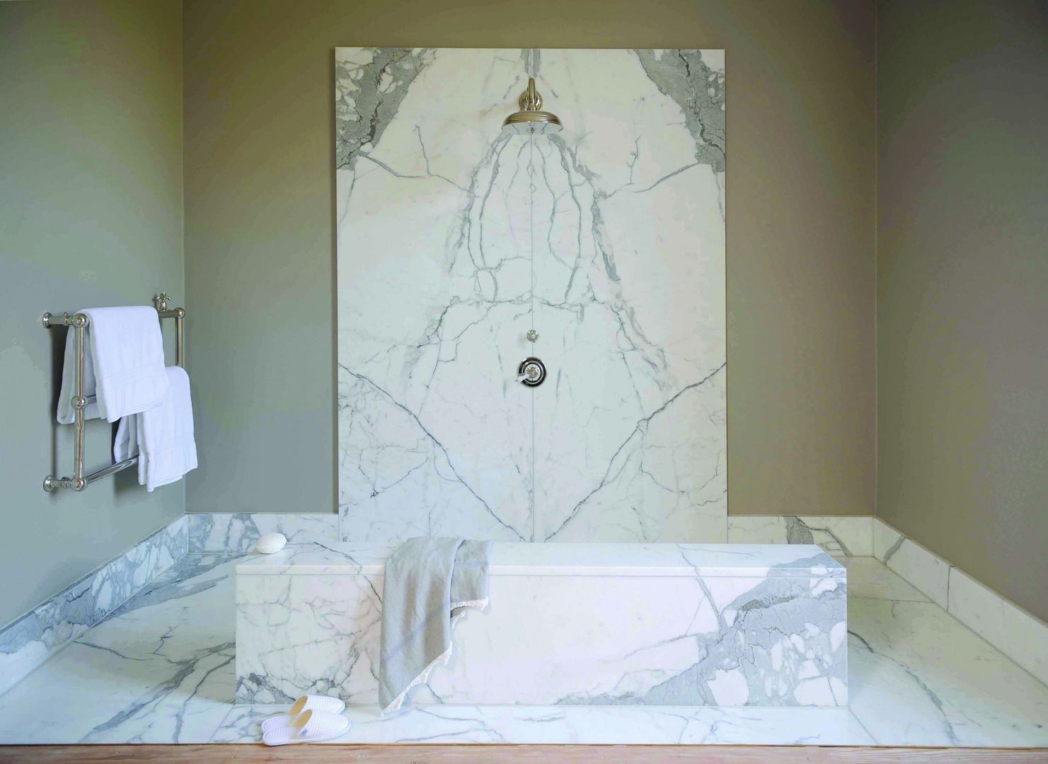 Statuary Marble Wetroom Stone Age Salle de bain classique