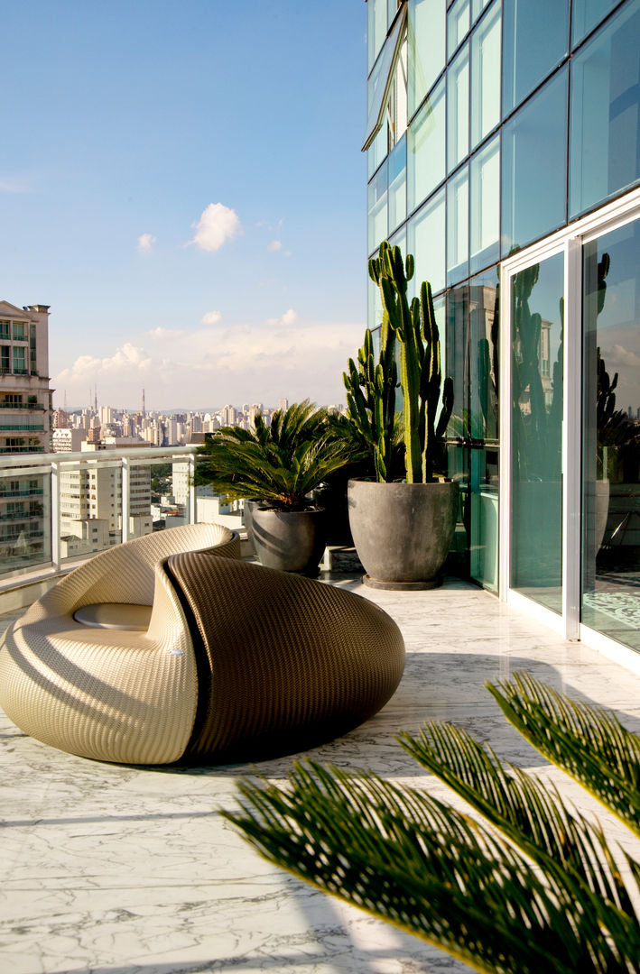 Duplex Cidade Jardim - São Paulo, Brunete Fraccaroli Arquitetura e Interiores Brunete Fraccaroli Arquitetura e Interiores Balcones y terrazas de estilo clásico