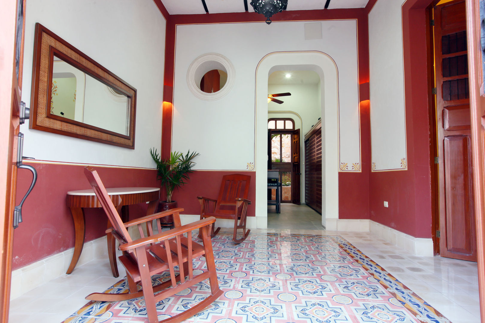 Casa de la Luz, Arturo Campos Arquitectos Arturo Campos Arquitectos Colonial style corridor, hallway& stairs