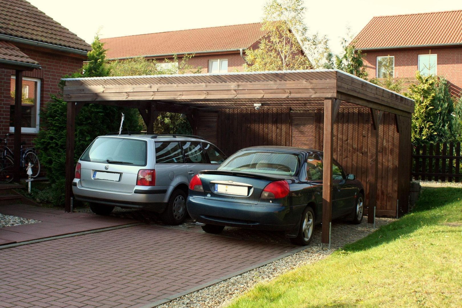 Doppelcarport aus Holz mit Geräteraum Deutsche Carportfabrik GmbH & Co. KG Garajes de estilo rústico Garajes