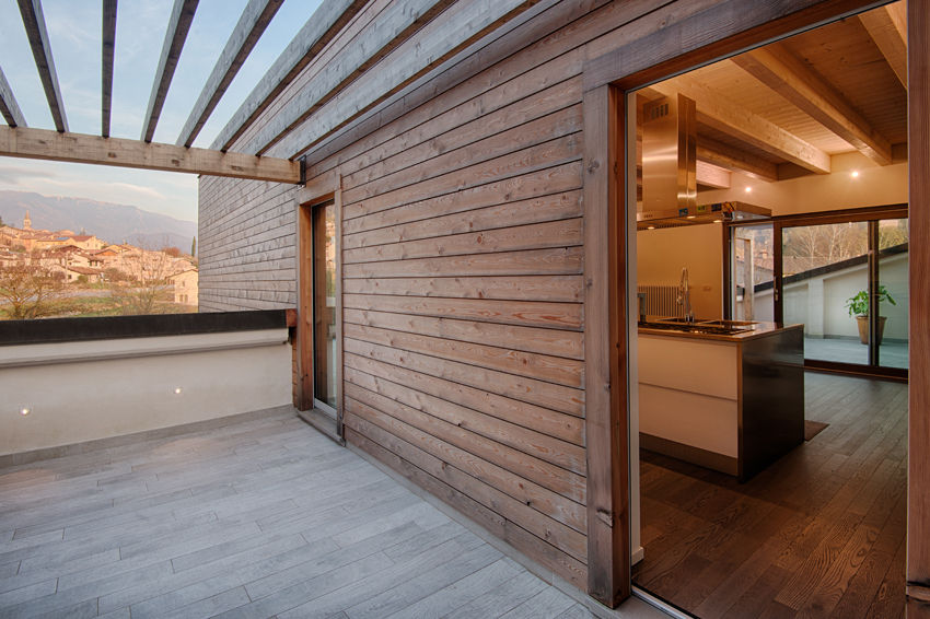 L'attinia e il paguro, una casa di legno sul tetto., Daniele Menichini Architetti Daniele Menichini Architetti Modern houses