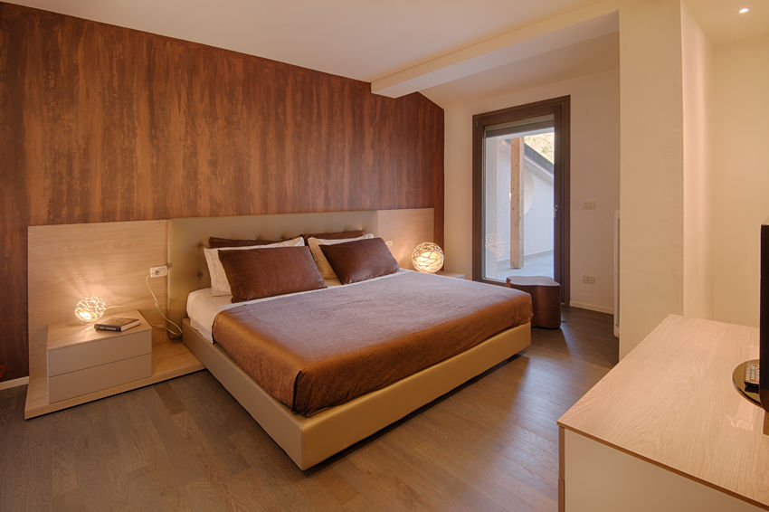 L'attinia e il paguro, una casa di legno sul tetto., Daniele Menichini Architetti Daniele Menichini Architetti Modern style bedroom