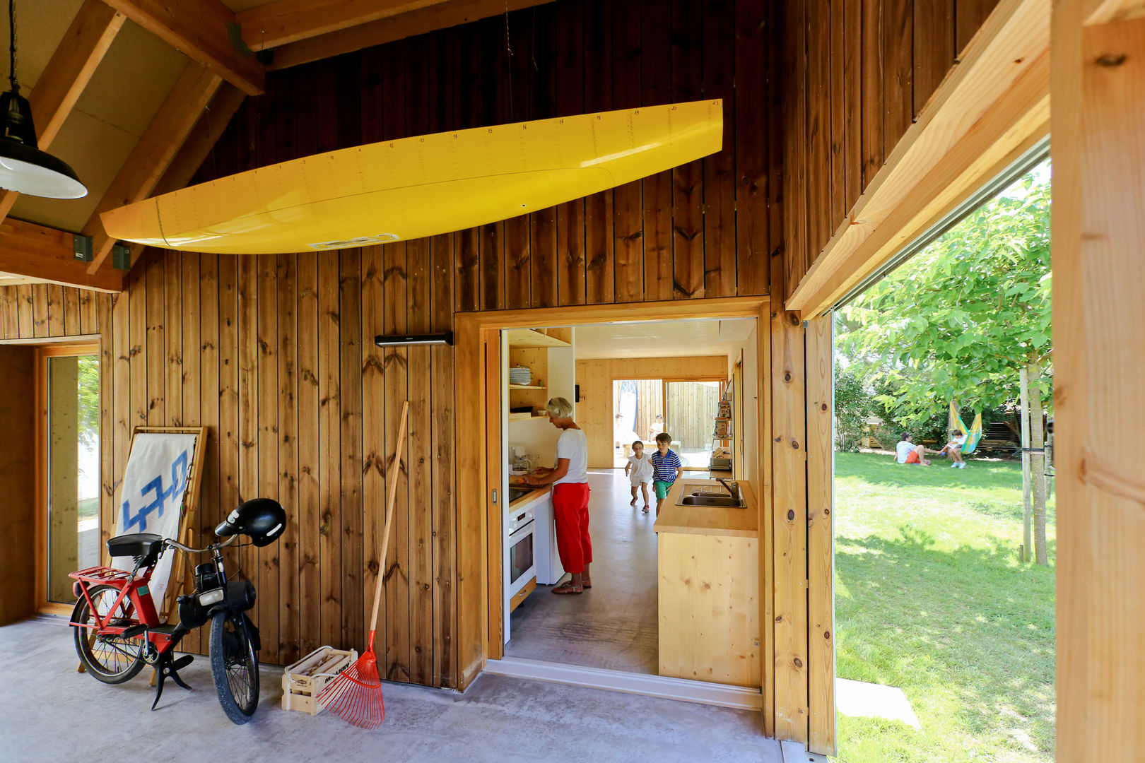 Atelier partagé TICA Garage / Hangar modernes Bicyclette,Pneu,Roue,Plante,Roue de bicyclette,Imeuble,Fenêtre,Vélos--Equipement et fournitures,Bois,Pneu de vélo
