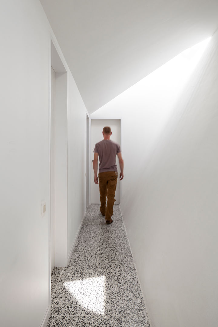Gewad, atelier vens vanbelle atelier vens vanbelle Tropical style corridor, hallway & stairs