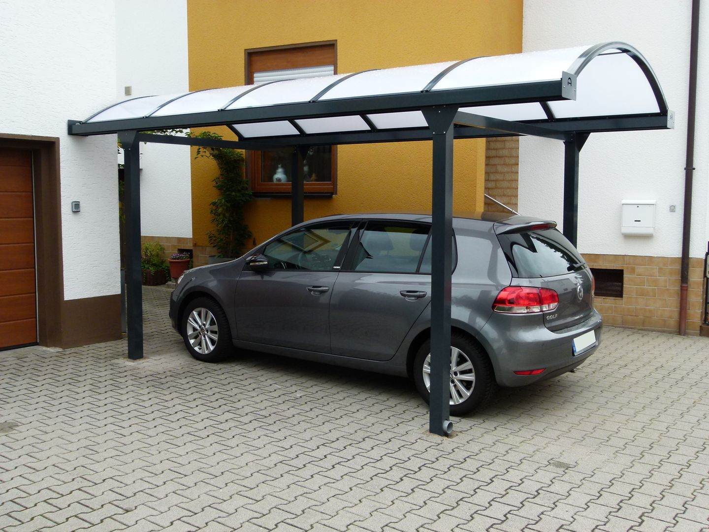 Carports aus Aluminium von alucarports.de, Deutsche Carportfabrik GmbH & Co. KG Deutsche Carportfabrik GmbH & Co. KG Nhà để xe/ nhà kho phong cách kinh điển Garages & sheds