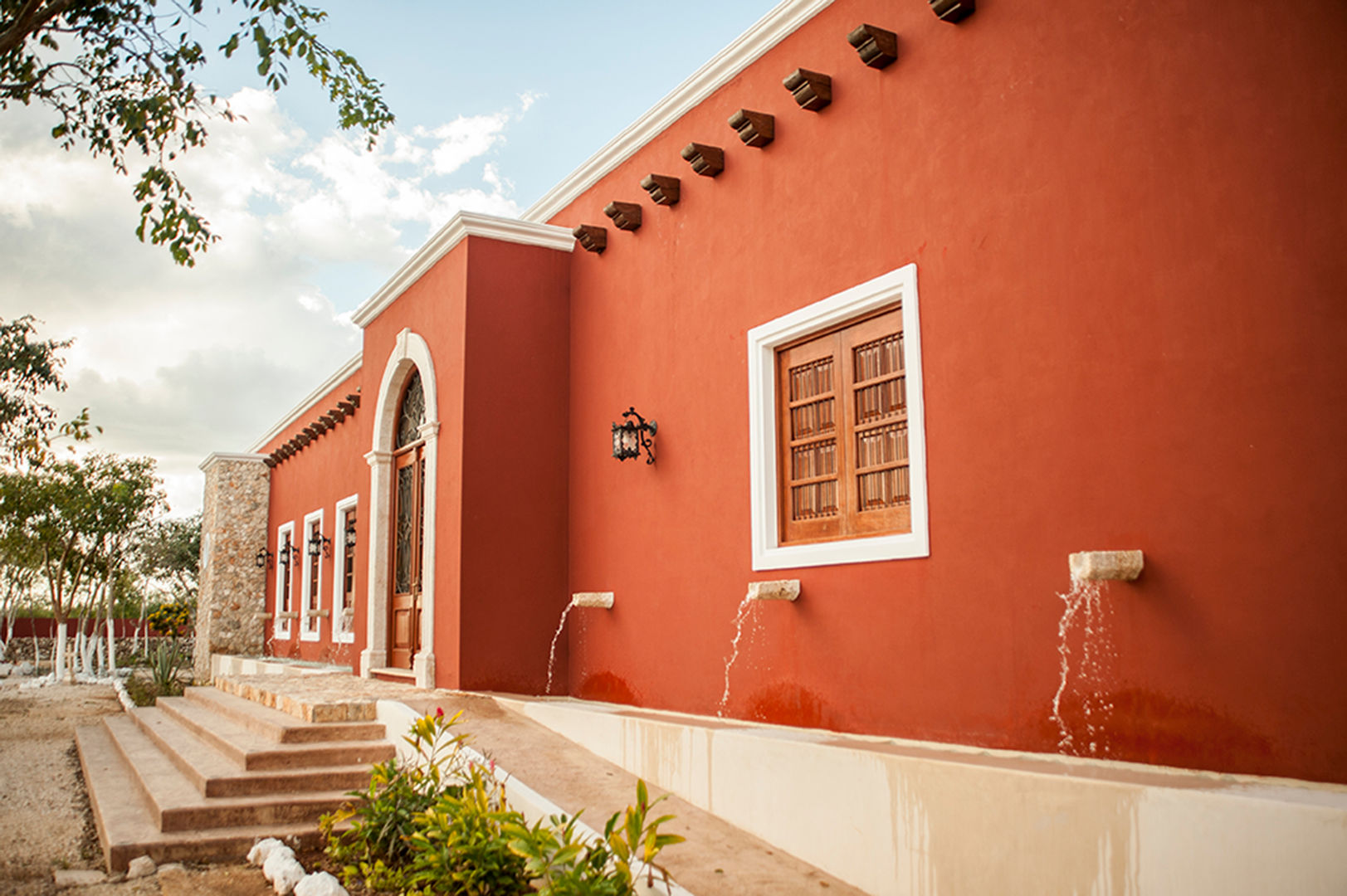 Fuentes en acceso principal Arturo Campos Arquitectos Puertas y ventanas de estilo colonial