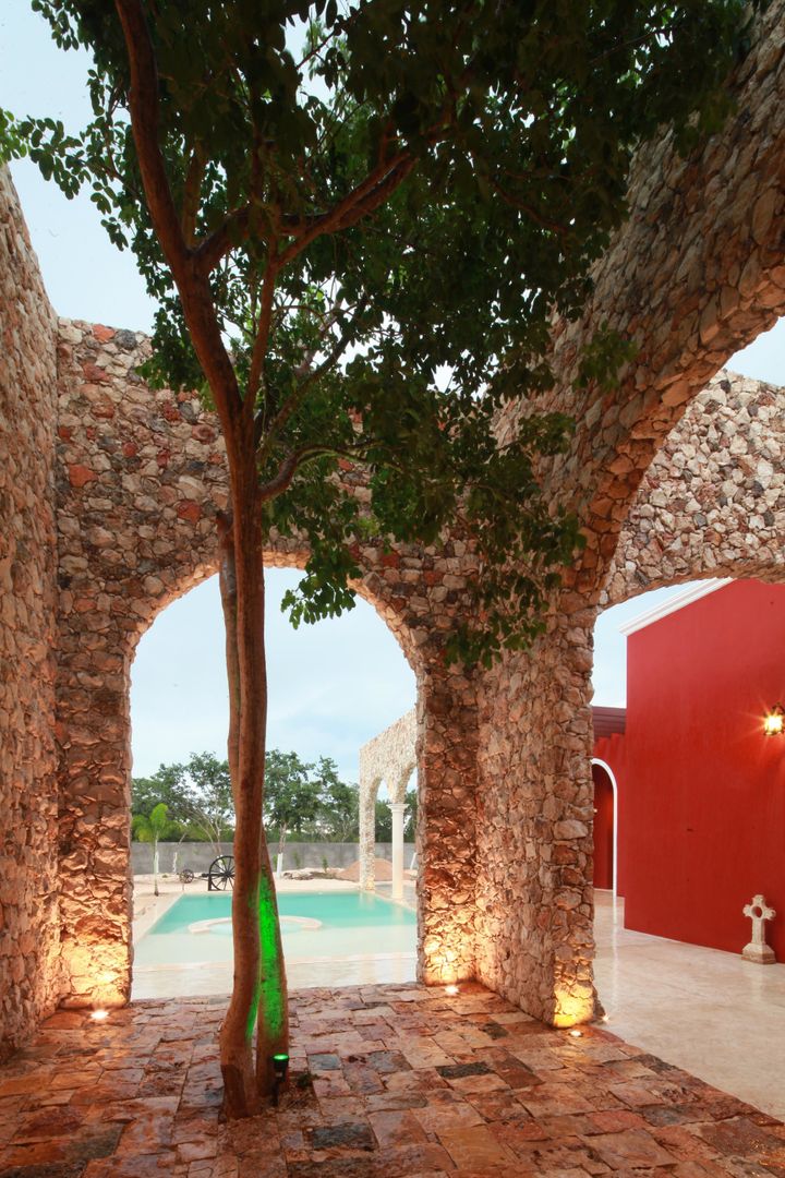 Hacienda Chaká, Arturo Campos Arquitectos Arturo Campos Arquitectos Colonial style balcony, porch & terrace