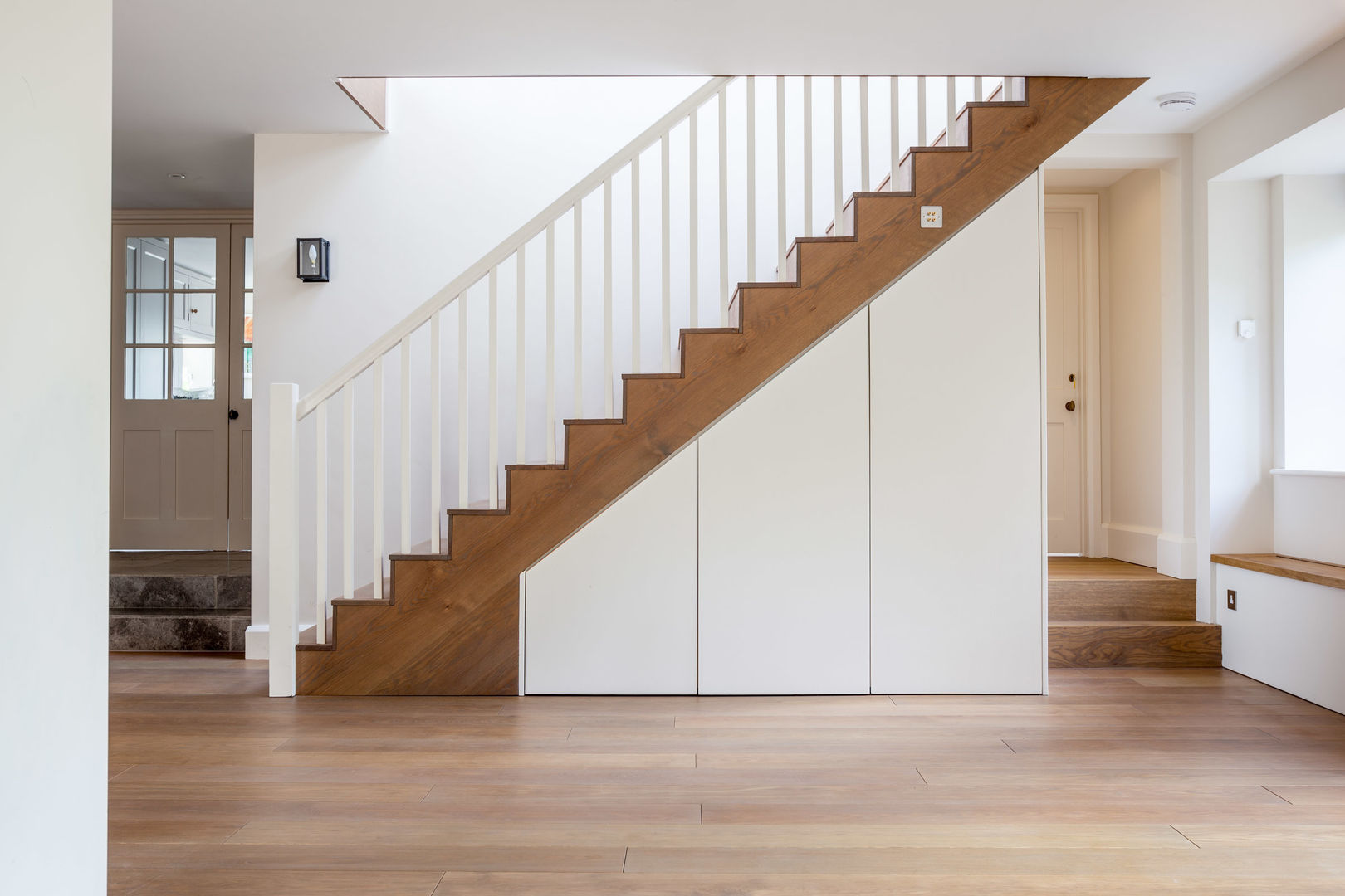 Stairs homify Salas de estar modernas