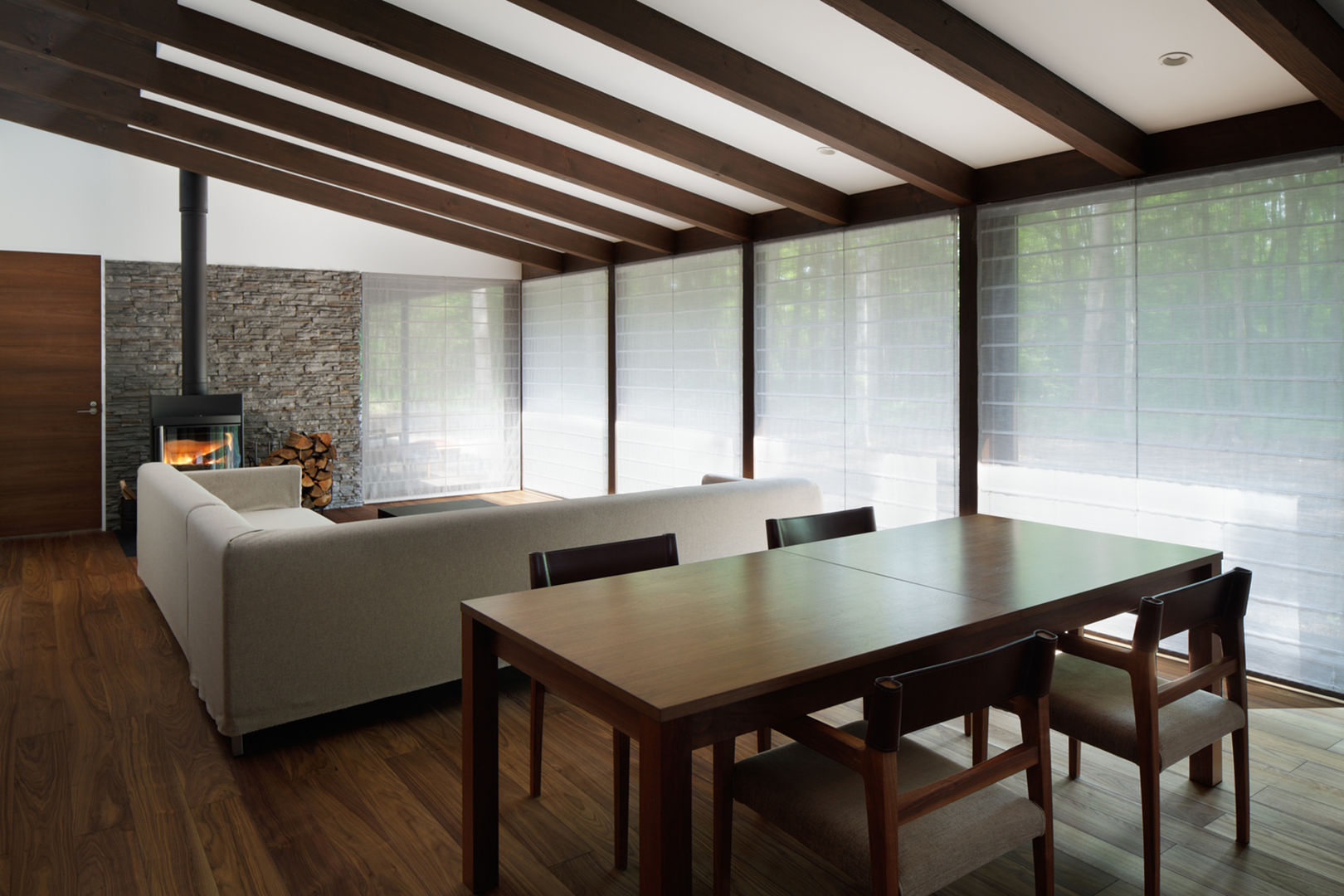 025軽井沢Sさんの家, atelier137 ARCHITECTURAL DESIGN OFFICE atelier137 ARCHITECTURAL DESIGN OFFICE Asian style dining room Wood Wood effect