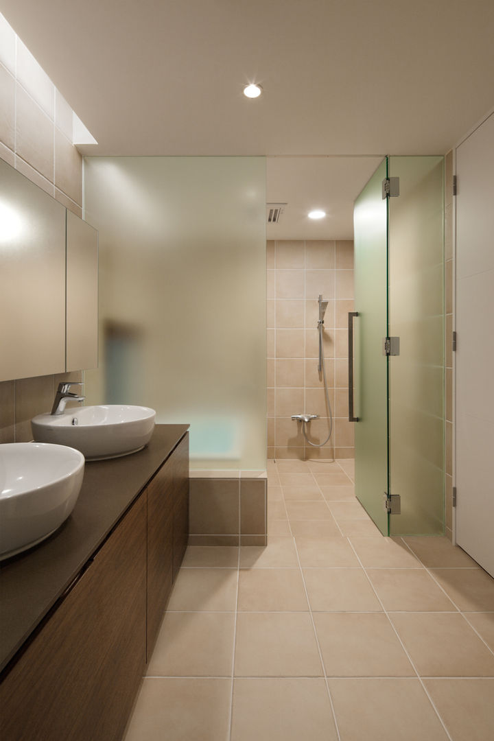 025軽井沢Sさんの家, atelier137 ARCHITECTURAL DESIGN OFFICE atelier137 ARCHITECTURAL DESIGN OFFICE Modern bathroom Tiles