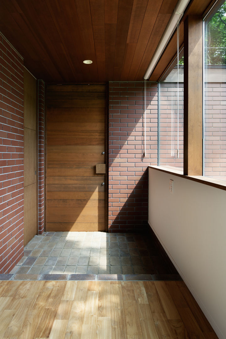 029那須Hさんの家, atelier137 ARCHITECTURAL DESIGN OFFICE atelier137 ARCHITECTURAL DESIGN OFFICE Classic style corridor, hallway and stairs Bricks