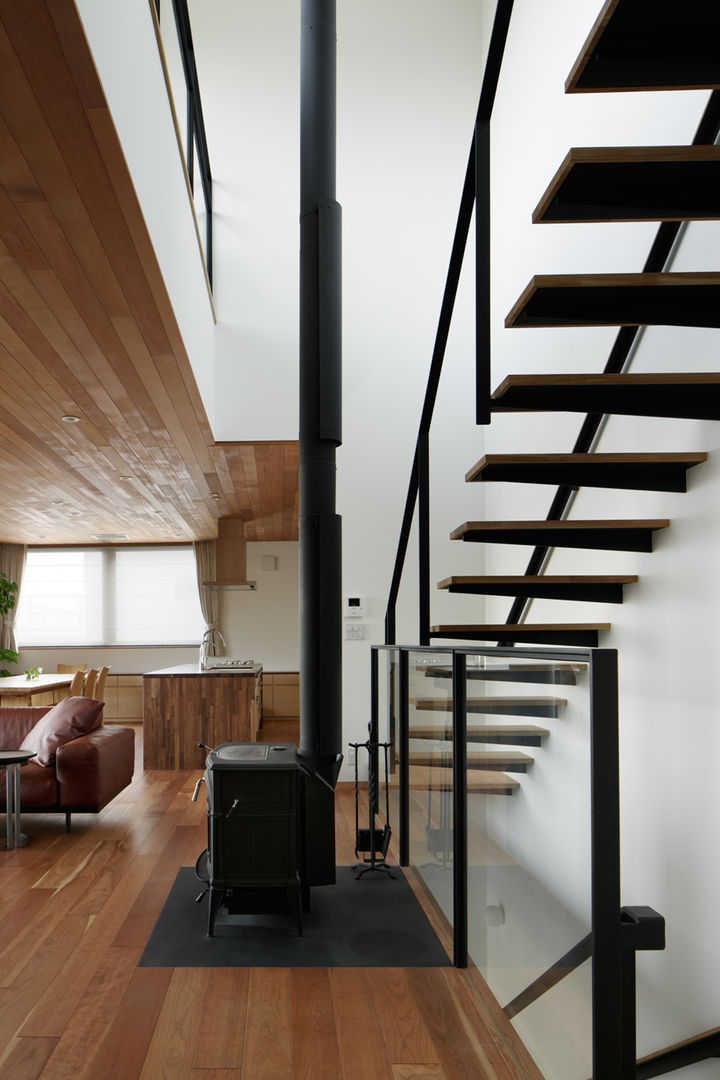 027甲府 I さんの家, atelier137 ARCHITECTURAL DESIGN OFFICE atelier137 ARCHITECTURAL DESIGN OFFICE Pasillos, vestíbulos y escaleras modernos Madera Acabado en madera