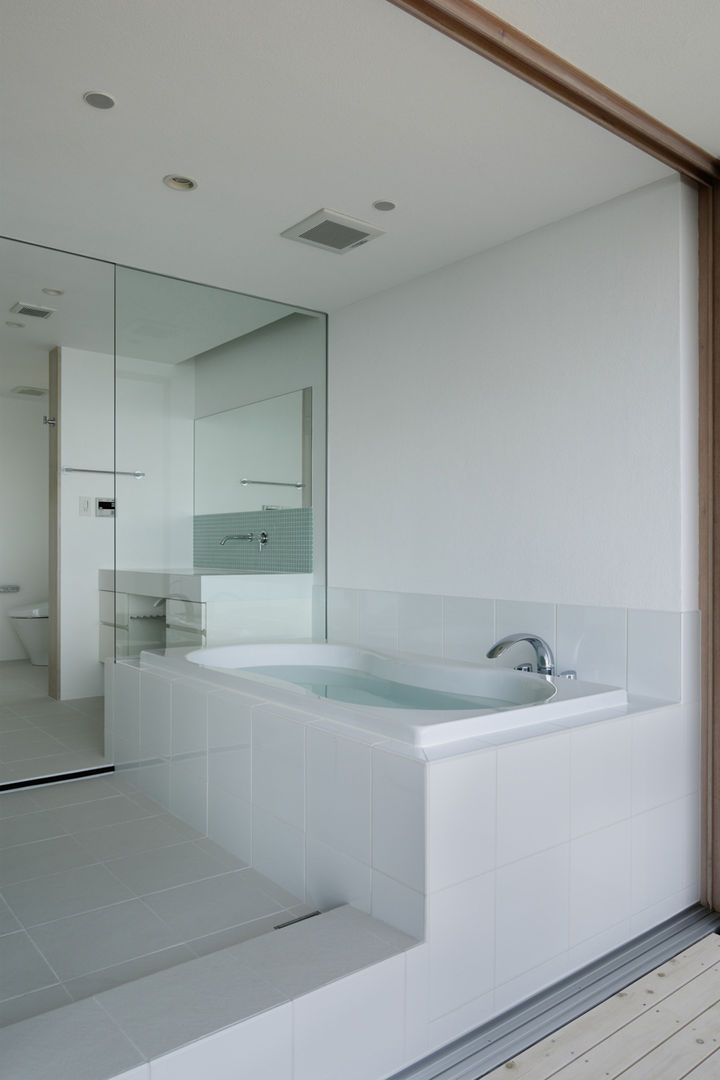 028熱海伊豆山Yさんの家, atelier137 ARCHITECTURAL DESIGN OFFICE atelier137 ARCHITECTURAL DESIGN OFFICE Mediterranean style bathrooms Tiles