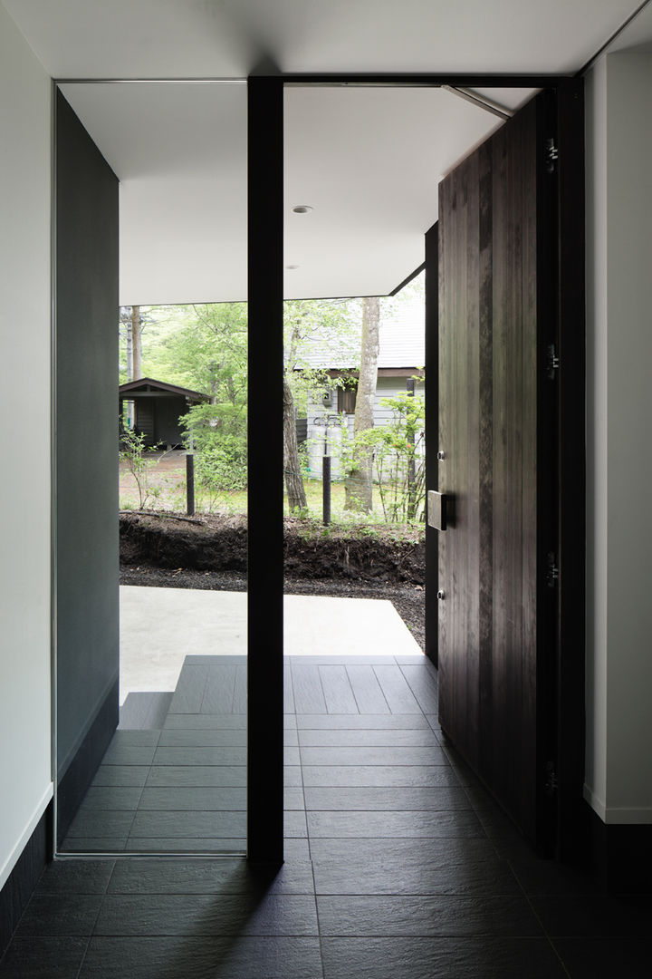 018軽井沢Cさんの家, atelier137 ARCHITECTURAL DESIGN OFFICE atelier137 ARCHITECTURAL DESIGN OFFICE Classic windows & doors Tiles