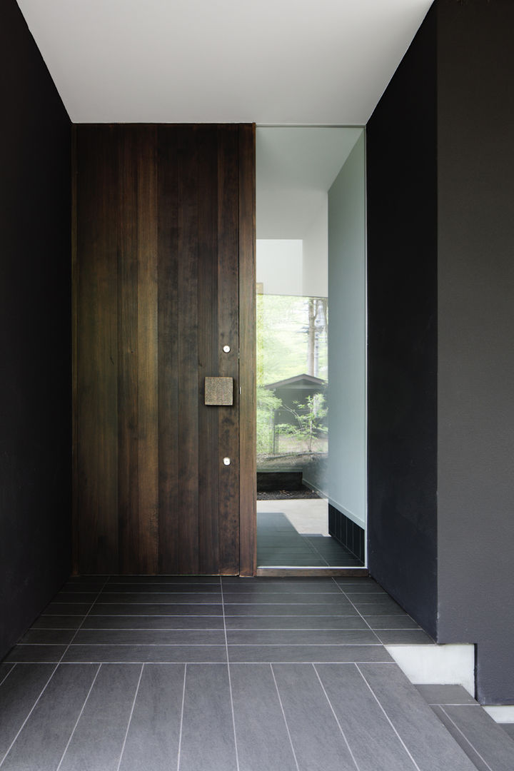 018軽井沢Cさんの家, atelier137 ARCHITECTURAL DESIGN OFFICE atelier137 ARCHITECTURAL DESIGN OFFICE Classic style corridor, hallway and stairs لکڑی Wood effect