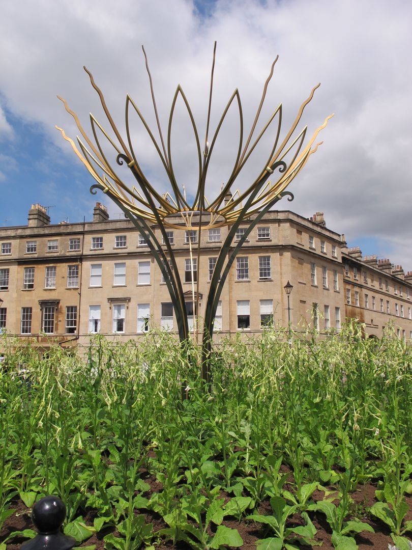 The Sun Flower Sculpture, Bathwick Hill, Bath, England Ironart Ltd Jardines de estilo moderno Accesorios y decoración