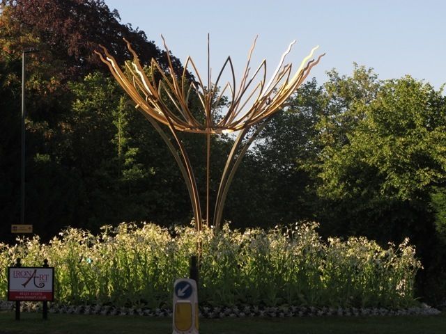 The Sun Flower Sculpture, Bathwick Hill, Bath, England Ironart Ltd Jardines modernos Accesorios y decoración