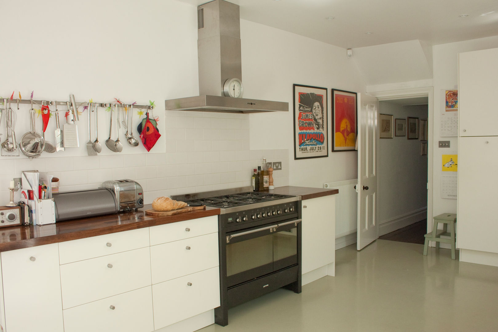 Kitchen with range cooker Dittrich Hudson Vasetti Architects Küchenzeile