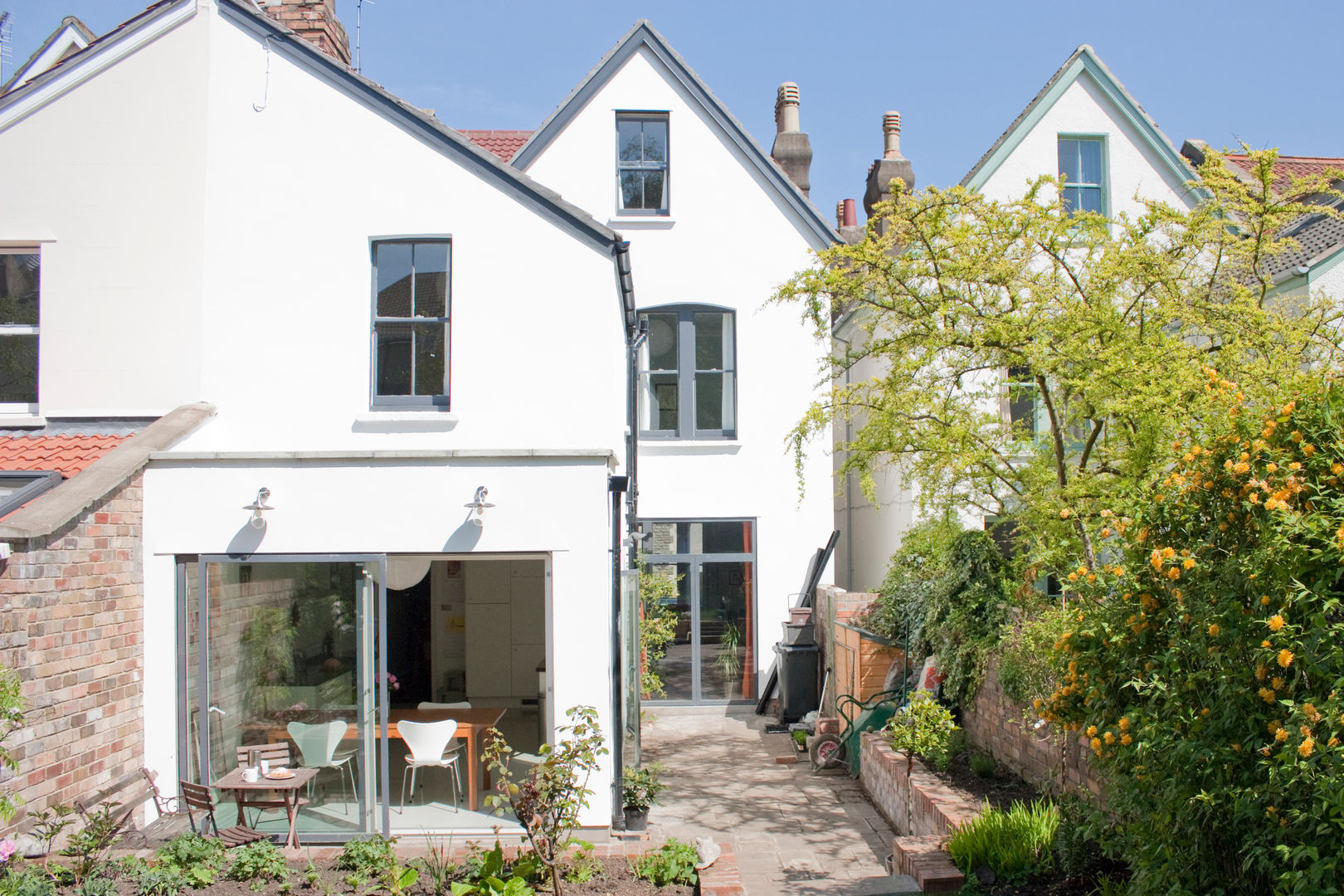 Rear facade of Victorian house with metal sliding doors Dittrich Hudson Vasetti Architects บ้านและที่อยู่อาศัย