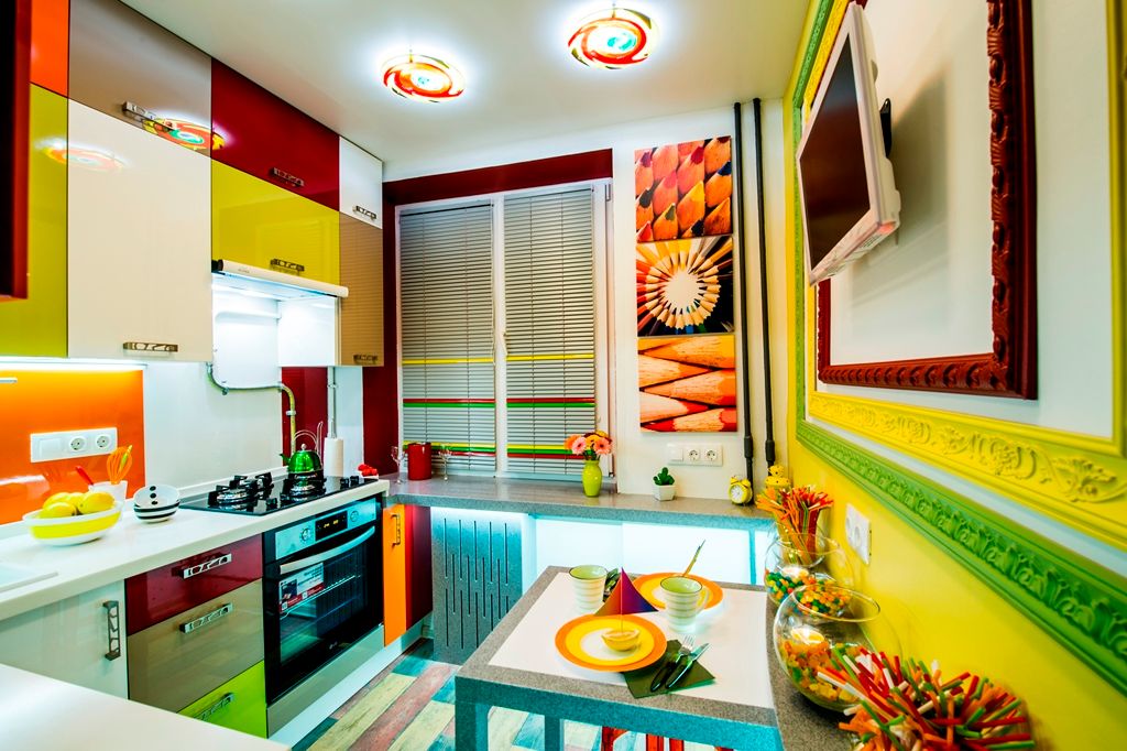 Яркая кухня-трансформер площадью 6 кв.м., Сделано со вкусом на ТНТ Сделано со вкусом на ТНТ Cocinas de estilo ecléctico