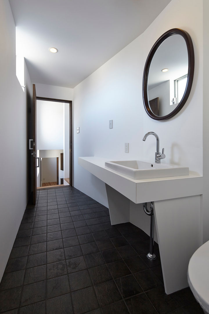 島本町の家, 松本建築事務所／MA2 ARCHITECTS 松本建築事務所／MA2 ARCHITECTS Modern Bathroom