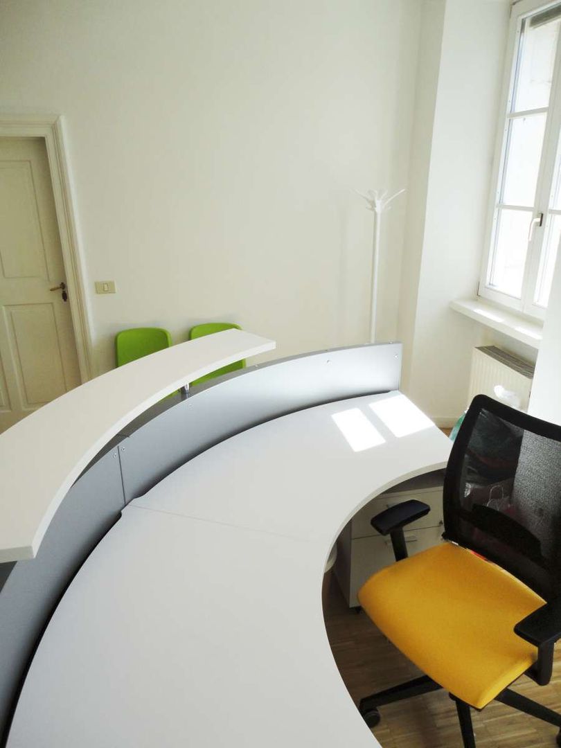 MESOCOPS - Consultorio familiare , Arch. Tommaso Rossi Arch. Tommaso Rossi Modern study/office Desks