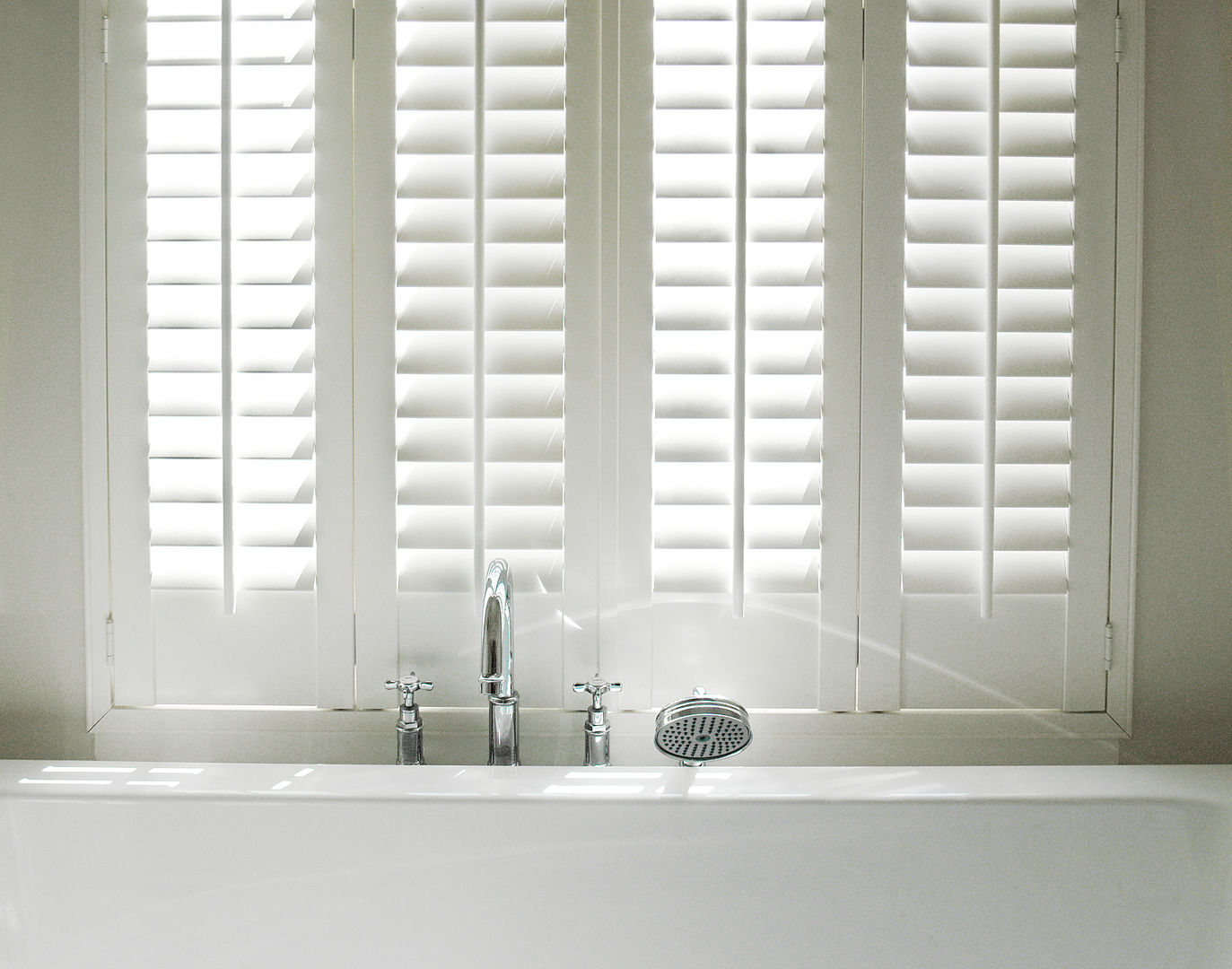 Shutters op maat, Inhuisplaza b.v. Inhuisplaza b.v. Classic style bathroom