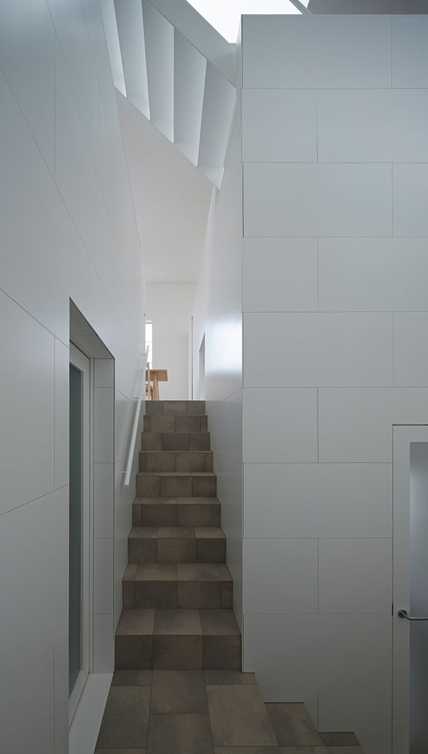 内観－階段からダイニングを見る アソトシヒロデザインオフィス/Toshihiro ASO Design Office モダンスタイルの 玄関&廊下&階段