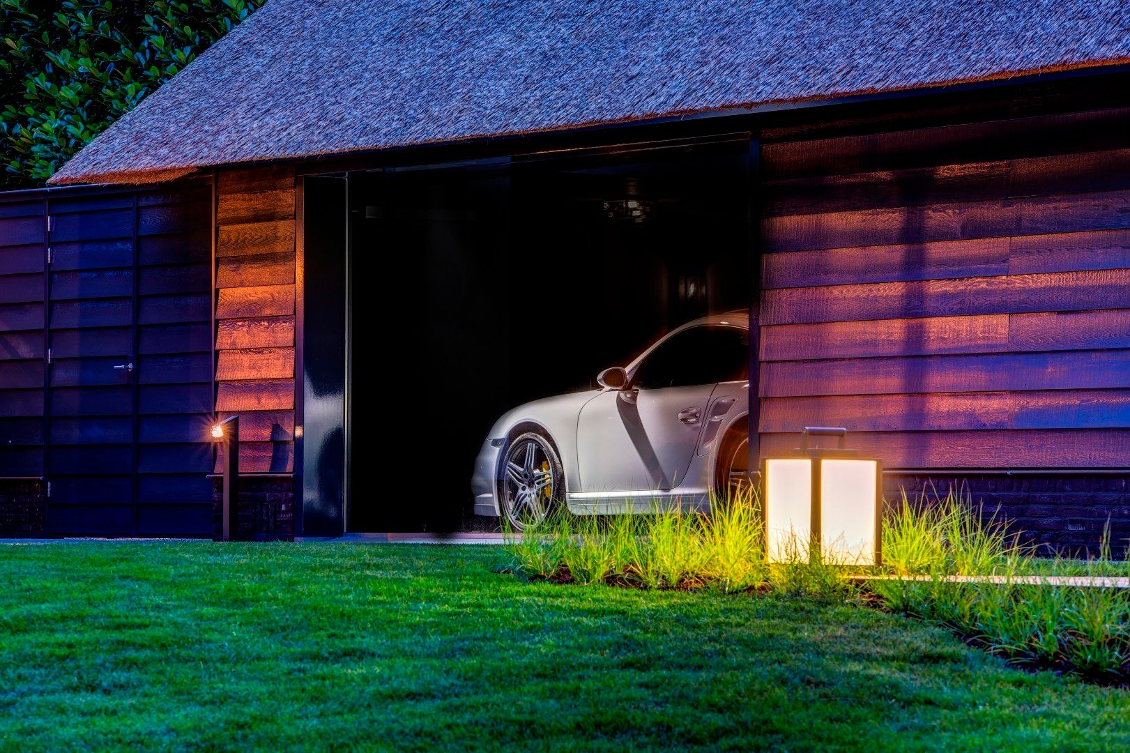 Een huis om van te dromen: de villa in Blaricum, Kabaz Kabaz Garage / Hangar modernes