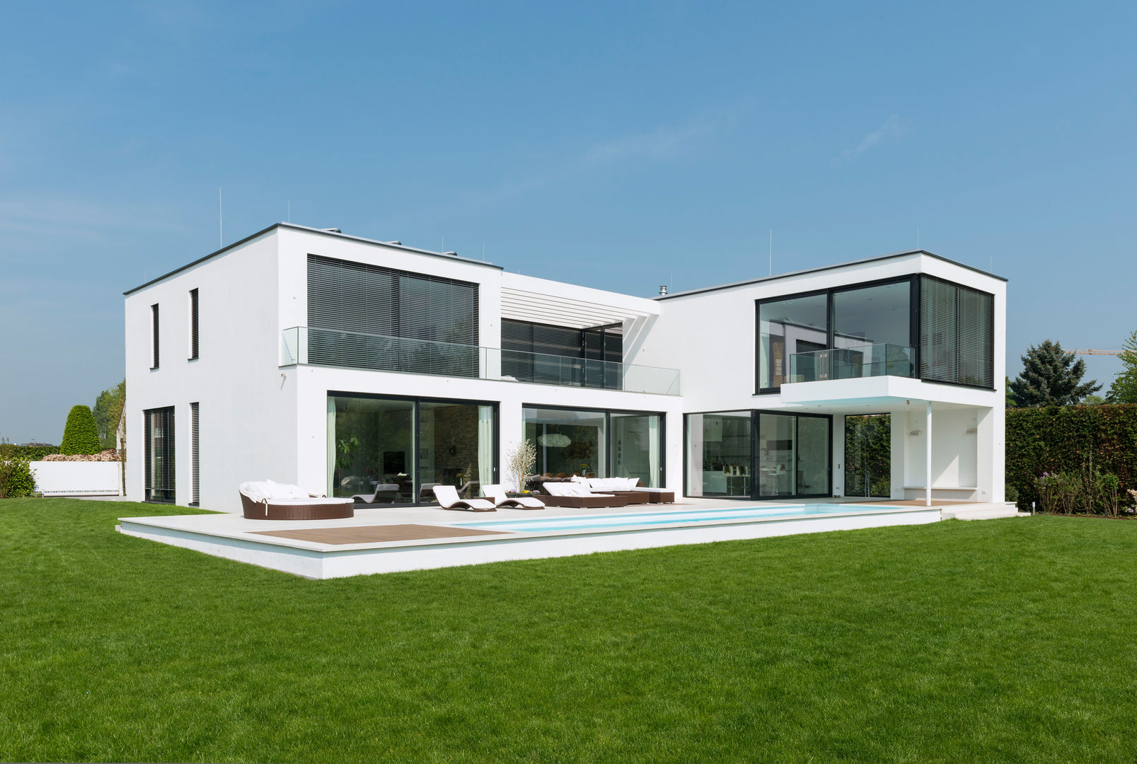 Minimalistische Villa mit Pool , SOHOarchitekten SOHOarchitekten Modern houses