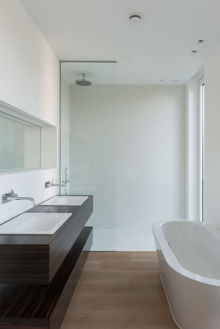Minimalistische Villa mit Pool , SOHOarchitekten SOHOarchitekten 現代浴室設計點子、靈感&圖片