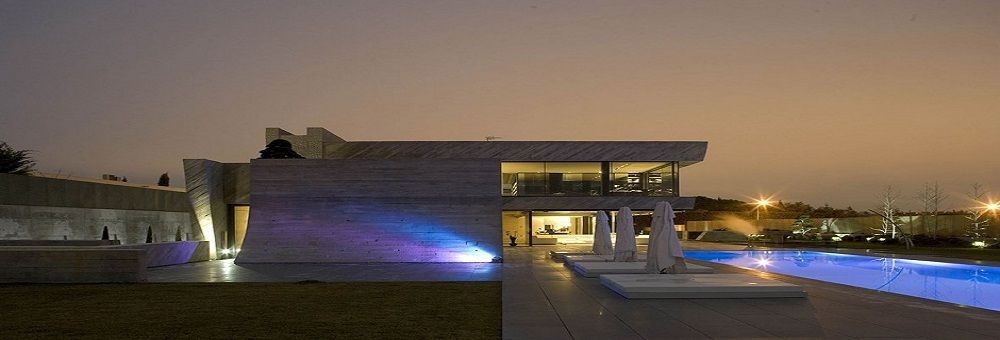 New house in South of England Sherry Lighting and Design Balcones y terrazas modernos Iluminación