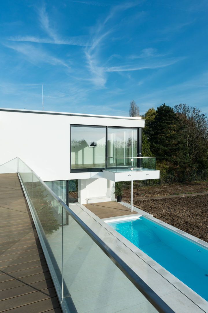 Minimalistische Villa mit Pool , SOHOarchitekten SOHOarchitekten منازل