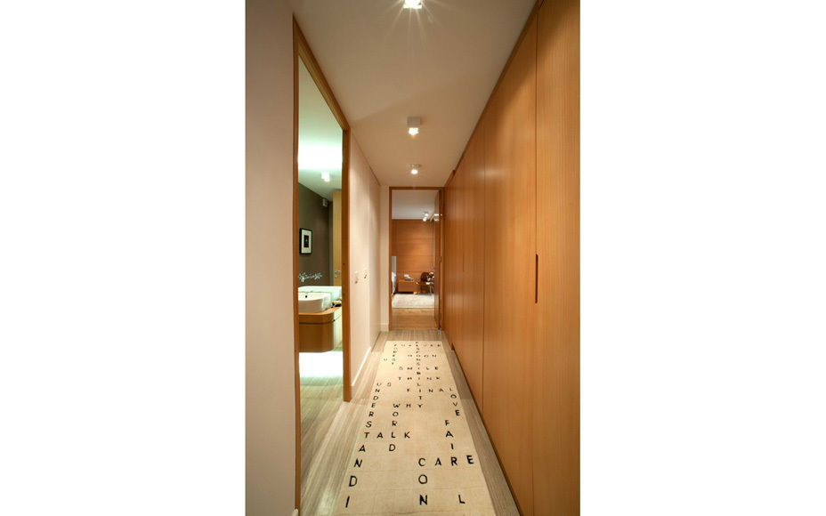 homify Modern Corridor, Hallway and Staircase