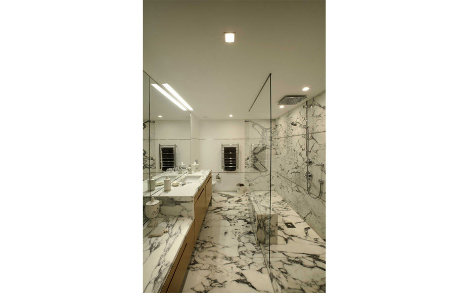 homify Modern bathroom