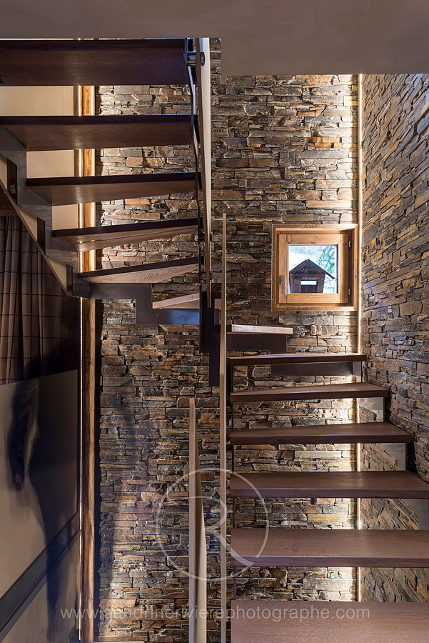 Visite privée d'un chalet alpin, Sandrine RIVIERE Photographie Sandrine RIVIERE Photographie Rustic style corridor, hallway & stairs