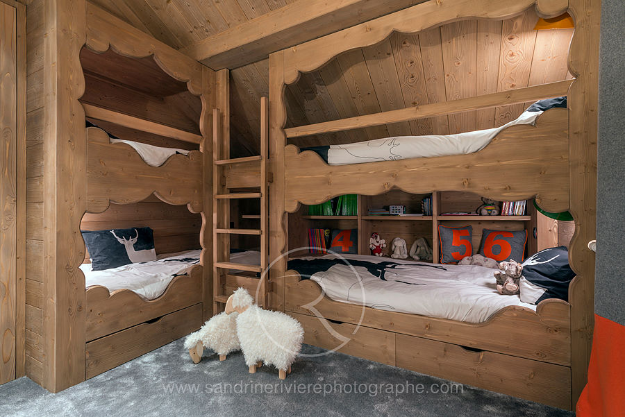 Visite privée d'un chalet alpin, Sandrine RIVIERE Photographie Sandrine RIVIERE Photographie 嬰兒房/兒童房