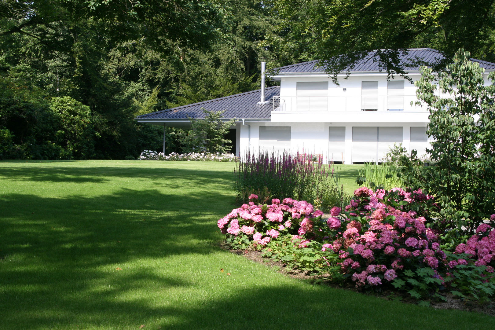 Großzügiger Hausgarten, Grünplanungsbüro Jörg baumann Grünplanungsbüro Jörg baumann Modern garden