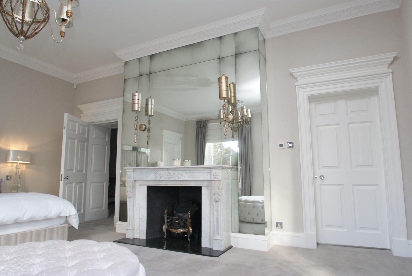 Antique mirror glass over mantel in Master bedroom Mirrorworks, The Antique Mirror Glass Company غرفة نوم