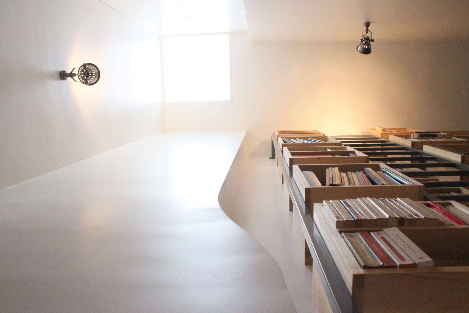 Bibliothèque et lumière zénithale du vasistas existant Yeme + Saunier Couloir, entrée, escaliers minimalistes