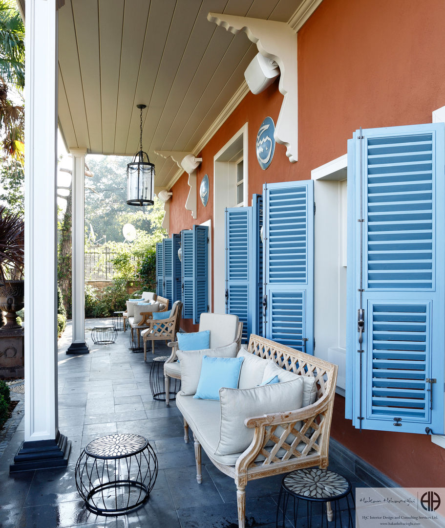 homify Balcones y terrazas clásicos