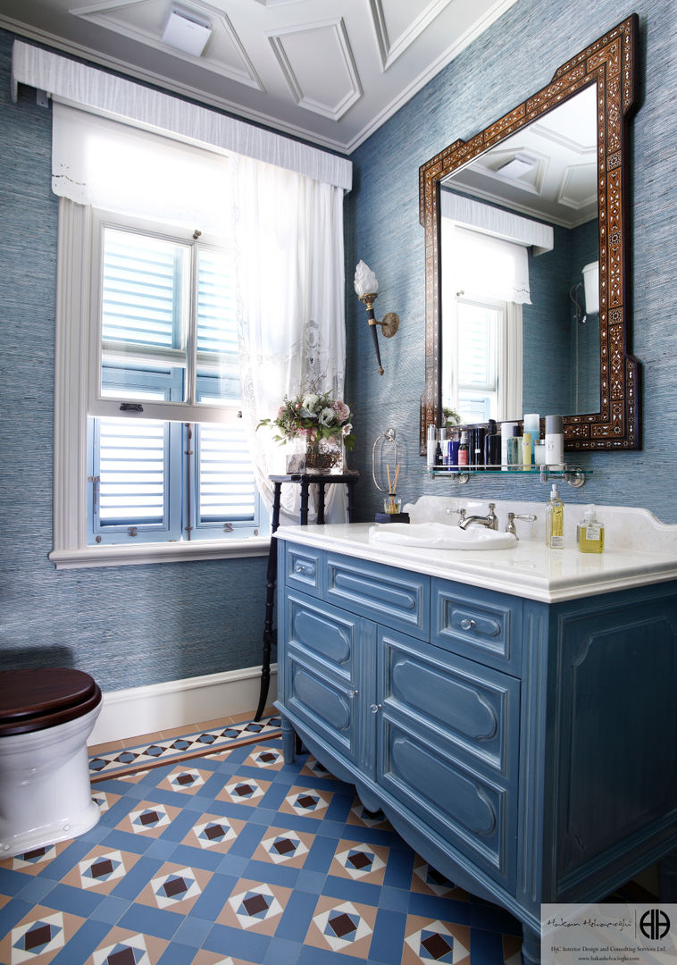 homify Classic style bathroom