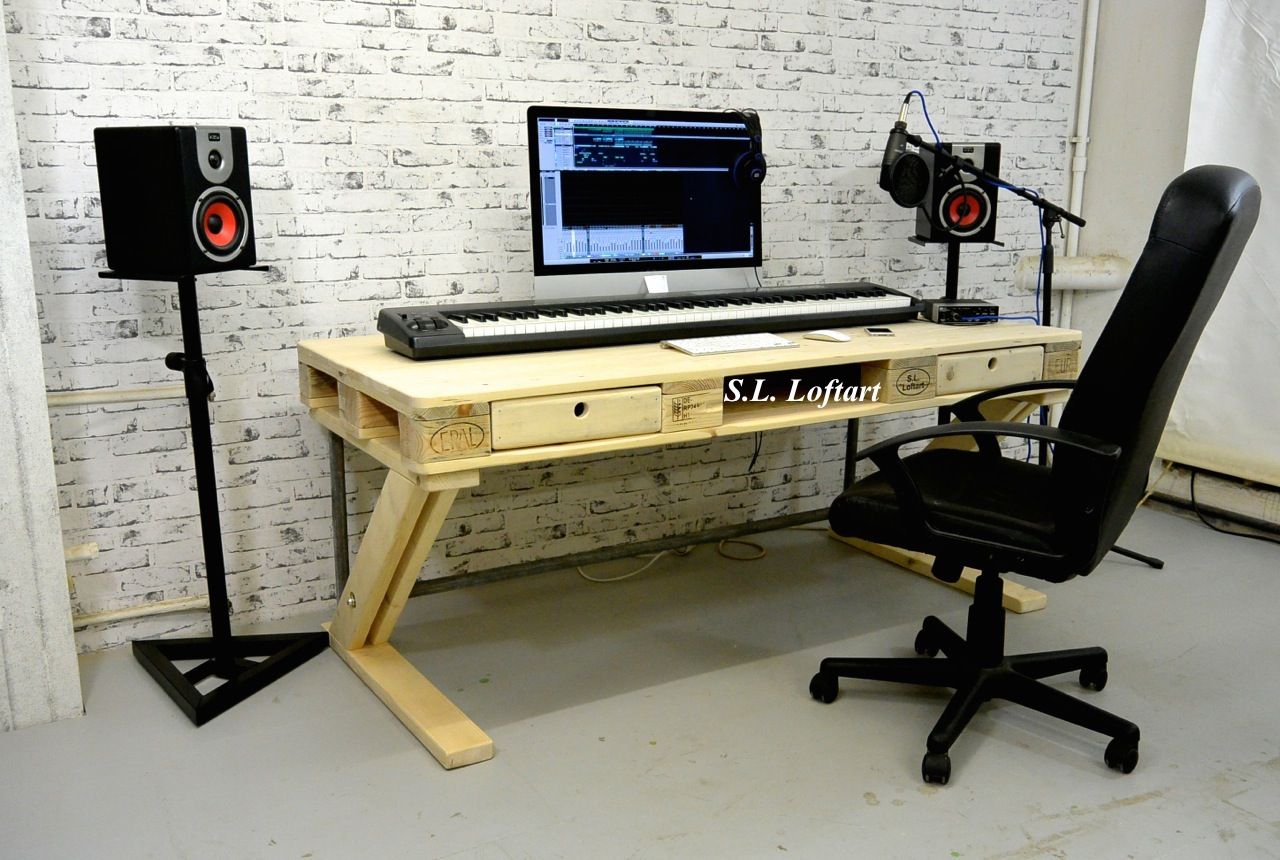 homify Ruang Studi/Kantor Gaya Industrial Desks