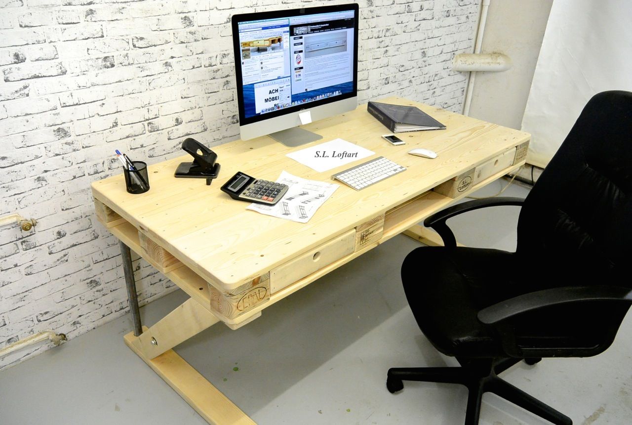 homify Industrial style study/office Desks