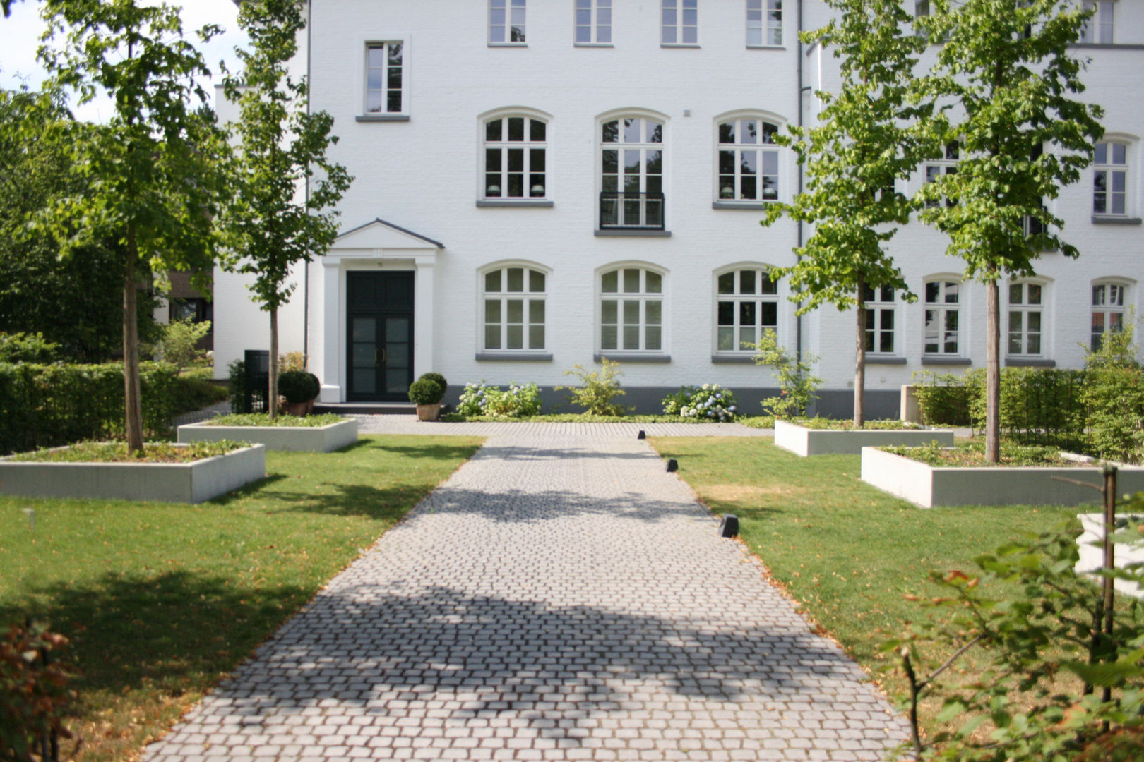 Wohnanlage "Alte Schule", Zugang Grünplanungsbüro Jörg baumann Klassischer Garten Anlage,Fenster,Gebäude,Baum,Straßenbelag,Grundstück,Tür,Die Architektur,Gras,Haus