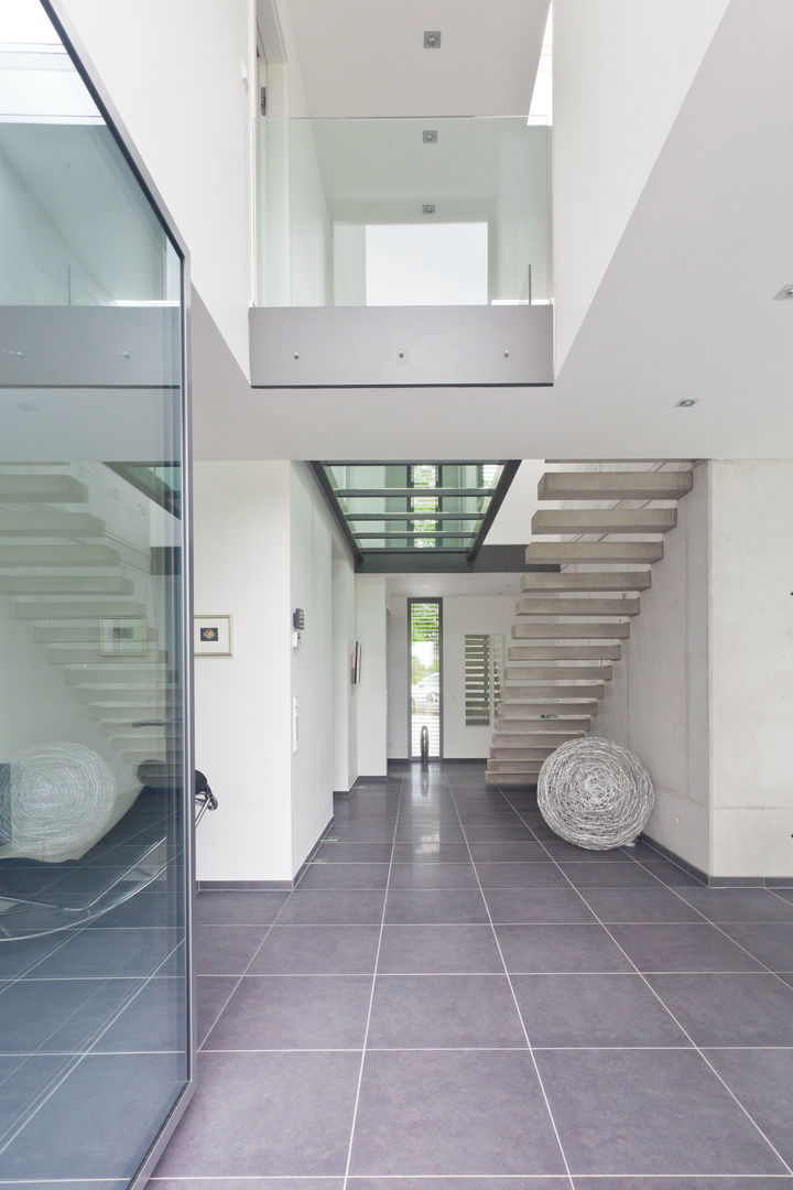 Modernes Haus mit Luftraum und Glassteg, Beck+Blüm-Beck Architekten Beck+Blüm-Beck Architekten Modern Corridor, Hallway and Staircase