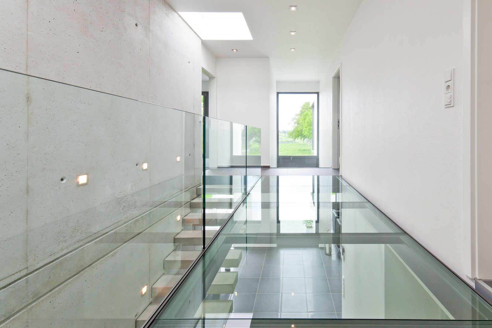 Modernes Haus mit Luftraum und Glassteg, Beck+Blüm-Beck Architekten Beck+Blüm-Beck Architekten Modern corridor, hallway & stairs