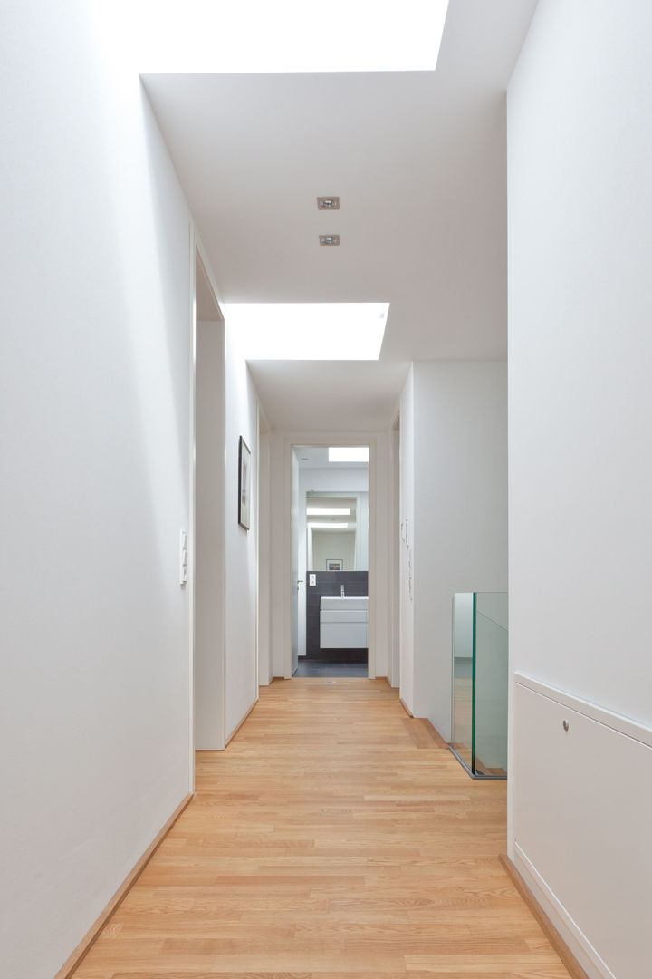 Lichtdurchflutetes Einfamilienhaus, Beck+Blüm-Beck Architekten Beck+Blüm-Beck Architekten Modern corridor, hallway & stairs