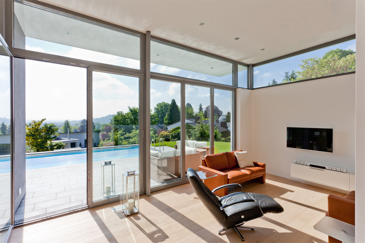 Wohnhaus mit Pool, Beck+Blüm-Beck Architekten Beck+Blüm-Beck Architekten モダンデザインの リビング